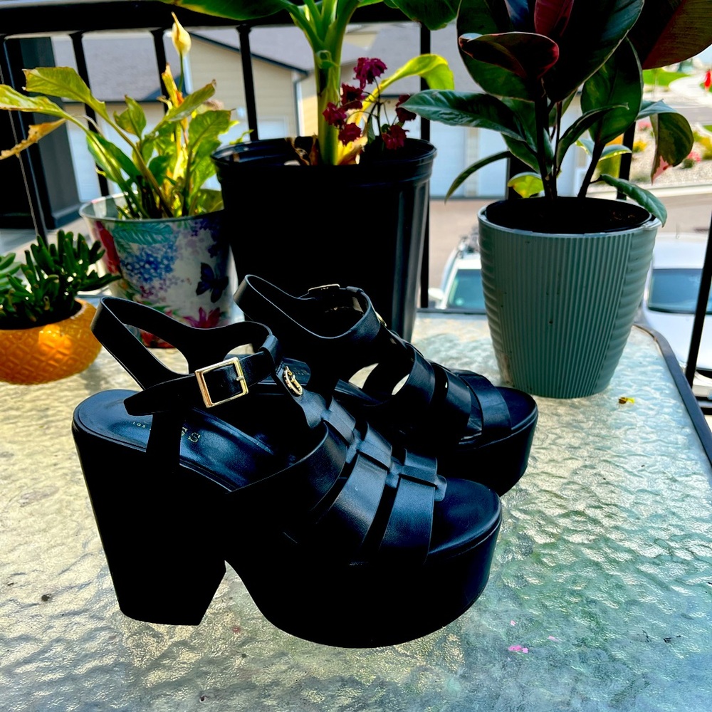 Guess size 9.5 platform sandals